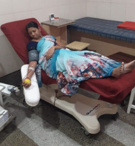 श्रीमती संध्या सेठिया ने  16 बार रक्तदान करने का पुण्य कार्य किया