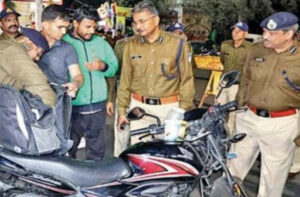 Violent checking campaign in the presence of officers on the streets