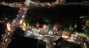 In accordance with the glorious tradition of Indore, a caravan of panoramic tableaux and Akharas took place throughout the night.