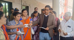 The work of making Ayushman cards for seniors above 70 years of age continues rapidly in Indore district.