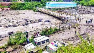 Rain wreaks havoc, 2000 tourists stranded, 11 missing, traveler lost