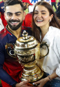 Virat and Anushka looked very happy with the IPL trophy