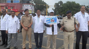 Doctors and staff took charge of traffic at Palasia
