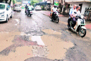Indore: Potholes on the roads, drivers falling