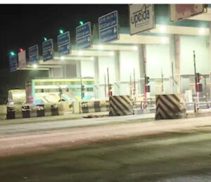 Angry over receiving a Rs 1,100 Diwali bonus, toll employees left the toll open.