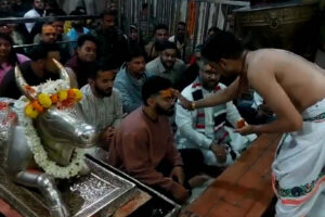 Virat Kohli and star spinner Kuldeep Yadav visited the Mahakaleshwar temple.