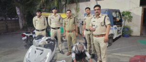 indore police ne awaid sharab japt ki
