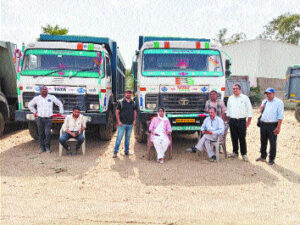 3 dumpers seized from sand market