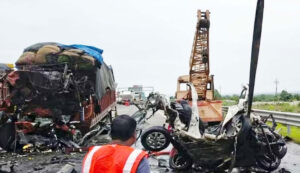 Horrific road accident on Samruddhi Expressway in Wardha, 5 people died