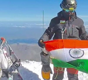 Woman constable Varsha Patel hoisted the tricolor on Mount Elbrus.